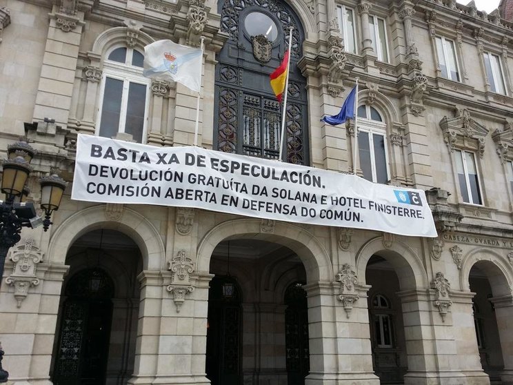 Pancarta colocada no balcón do Concello da Coruña