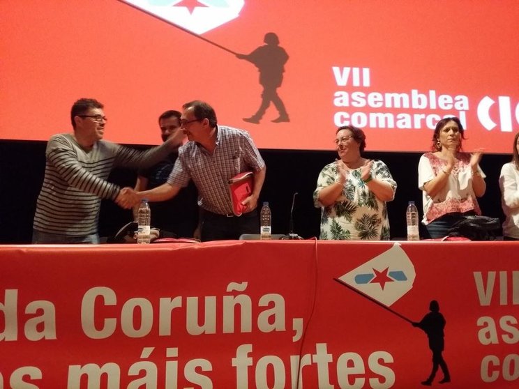 Momento no qu Xabier Filgueira recibe os parabén da Executiva despois da súa reelección