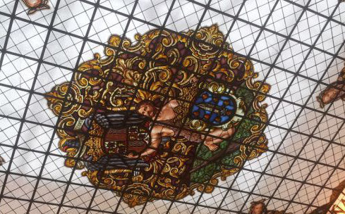 Vidreira con simboloxía franquista sobre a escaleira principal do Concello da Coruña