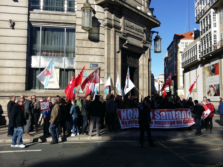 Concentración do 14 de novembro de traballadoras e traballadores diante da antiga sede central do Banco Pastor