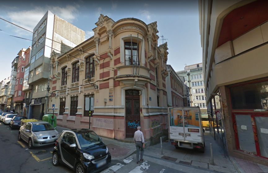 Imaxe exterior dun dos edificios de titularidade municipal que hoxe en día e empregado para usos referidos a ensino e educación e onde ten a súa sede a Federación de Anpas da Coruña