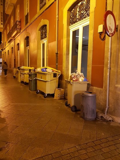 Propoñemos que todos estes contedores de lixo sexan soterrados na rúa Trompeta