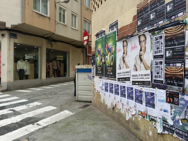 Muro onde foron sancionados os membros do C.S. Gomes Gaioso cheo de carteis publicitarios mesmo do concello da Coruña