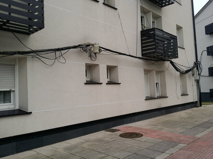 Situación do cableado hoxe en día suspendido provisionalmente nas fachadas dos edificios de Palavea