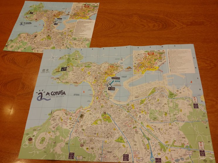 Edición en papel, en formato de man e encartado, do novo mapa turístico da Coruña coas numerosas deturpacións toponímicas