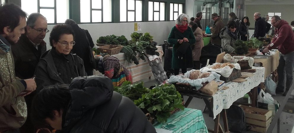 Mercado ecolóxico no mercado municipal de Santo Agostiño. Labrega Natura.