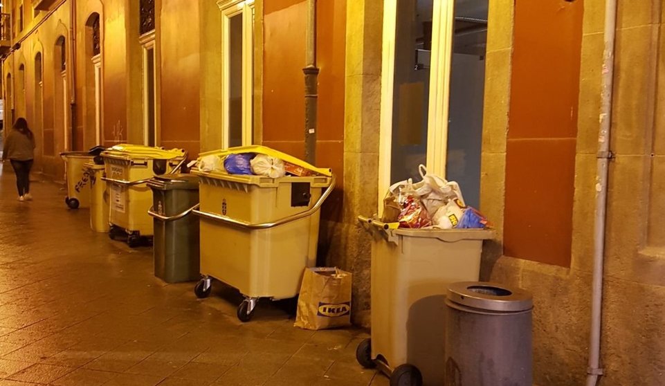 Contedores do lixo na esquina entre a Rúa Trompeta e a Rúa Florida.