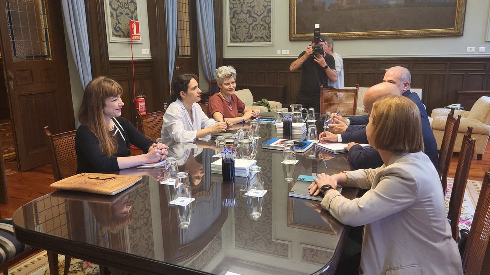 Delegación negociadora -Keina Espiñeira, Avia Veira, Mercedes Queixas- co PSOE do Acordo de Investidura 2023