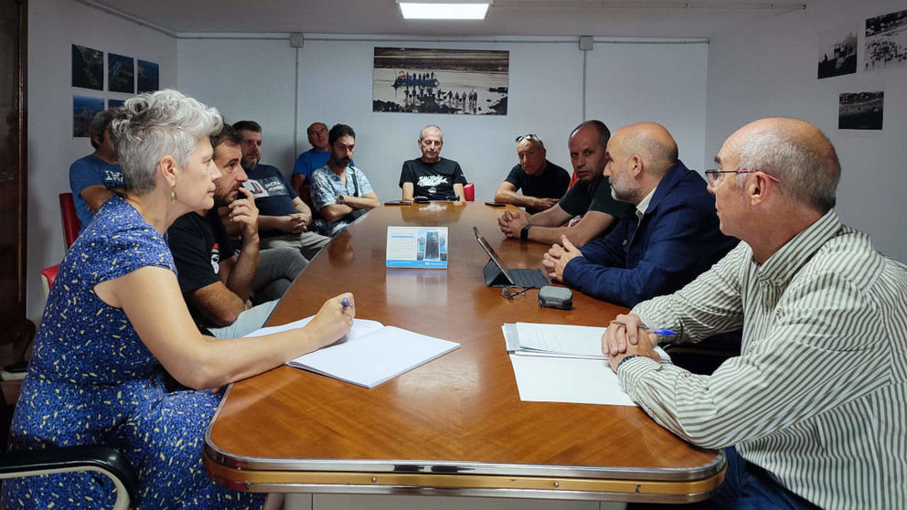 Reunión Jorquera, Queixas, Néstor Rego coa confraría de pescadores da Coruña. Setembro de 2023. Tema: axudas ás mariscadoras da Ría do Burgo.