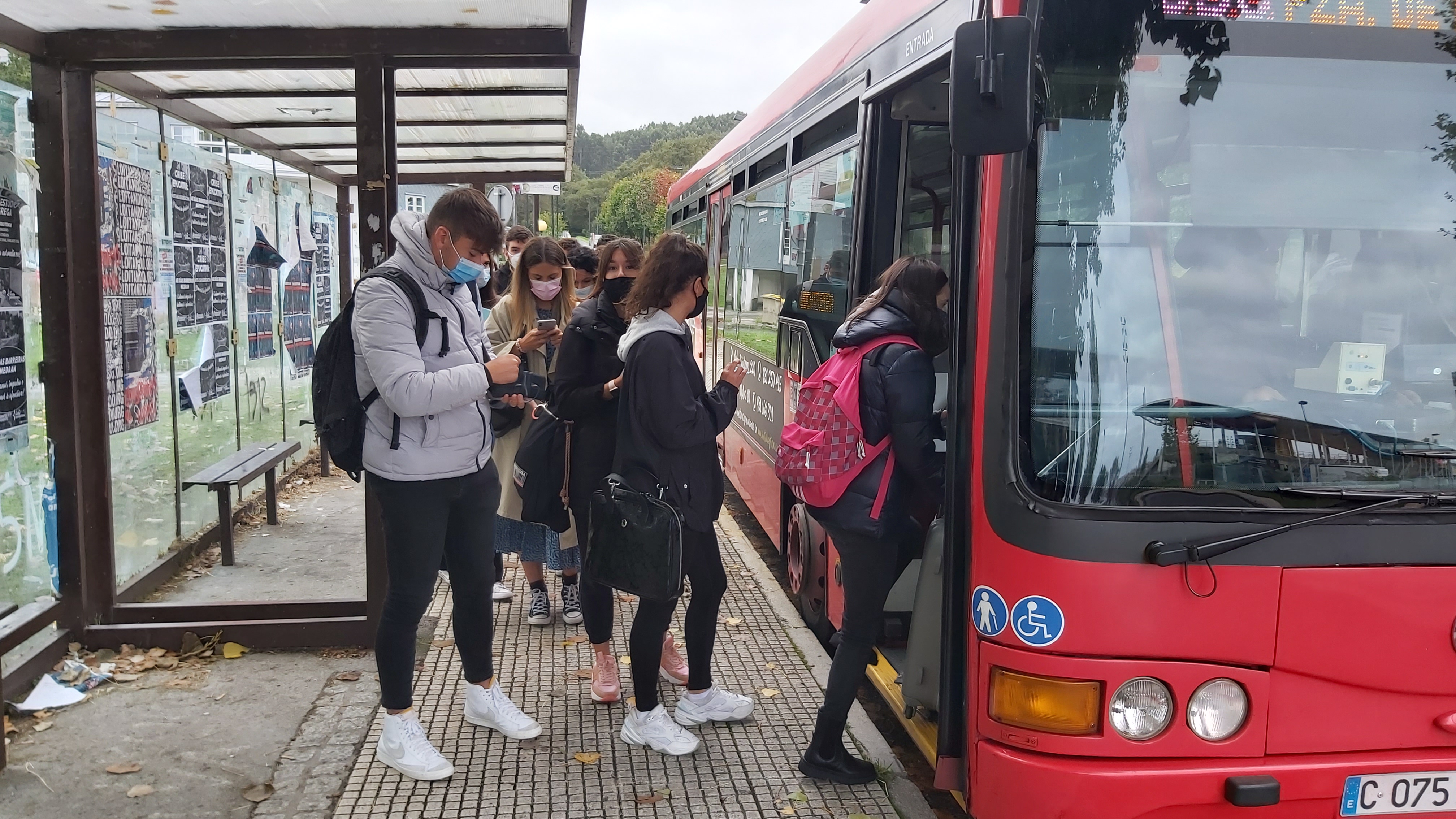 Buses ateigados no campus de Elviña. Campaña de Galiza Nova #TransporteSeguroXa